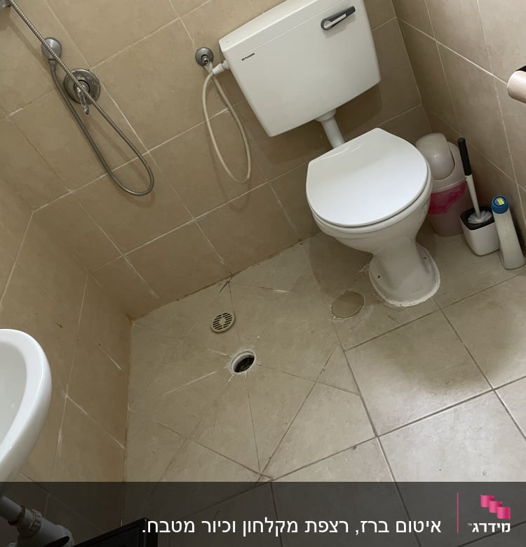 שירותים עם אסלה, כיור ומקלחת